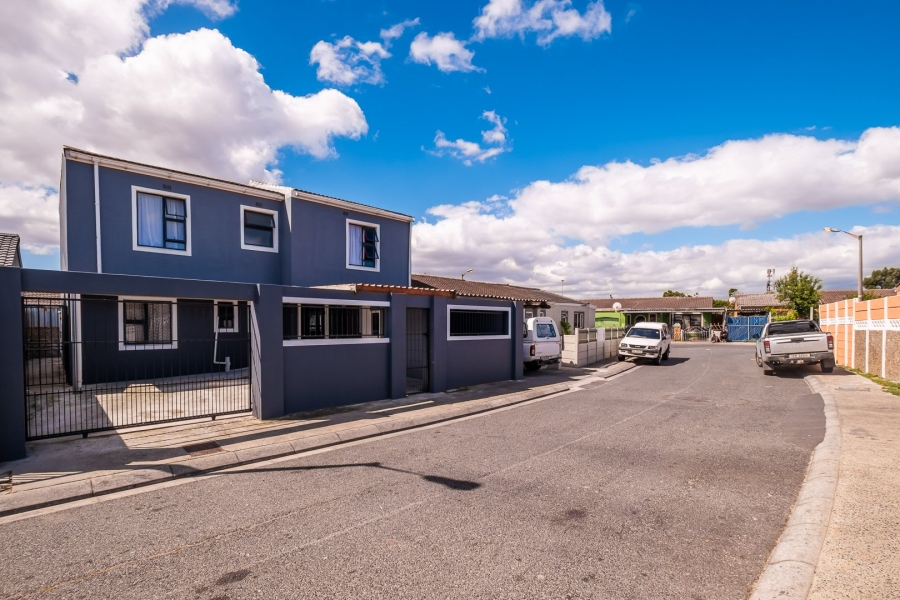 5 Bedroom Property for Sale in Lentegeur Western Cape
